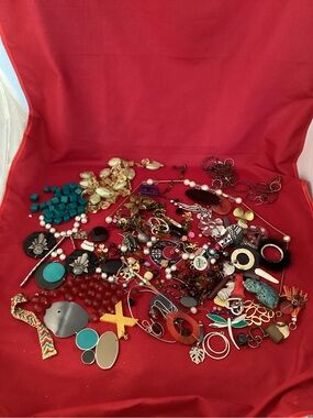 975 grams of broken jewelry parts for craft or jewelry making